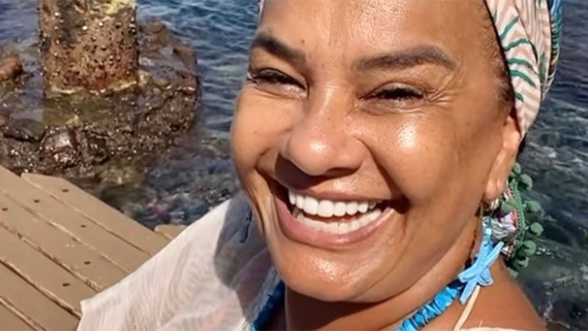 De biquíni, Solange Couto arrasa em fotos de ‘frente e verso’