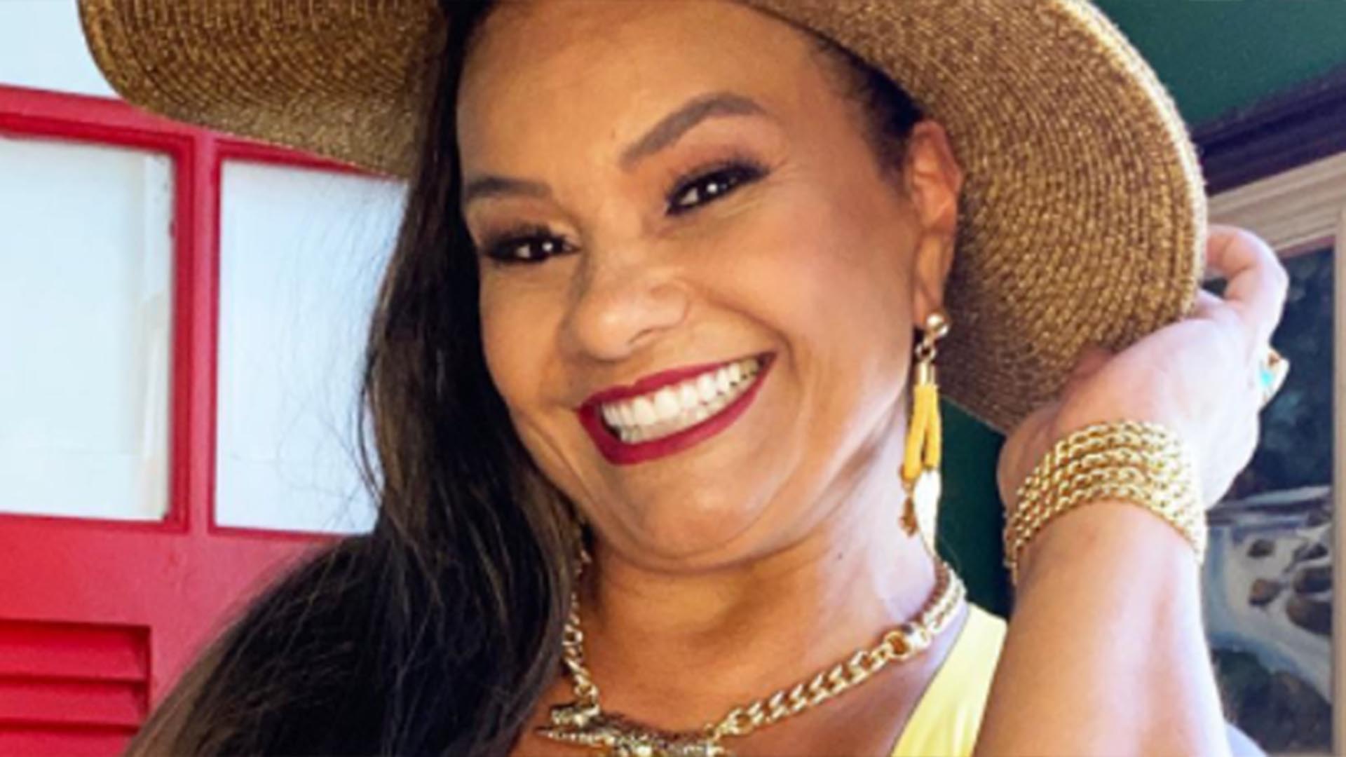Solange Couto empina o bumbum em foto ousada de biquíni