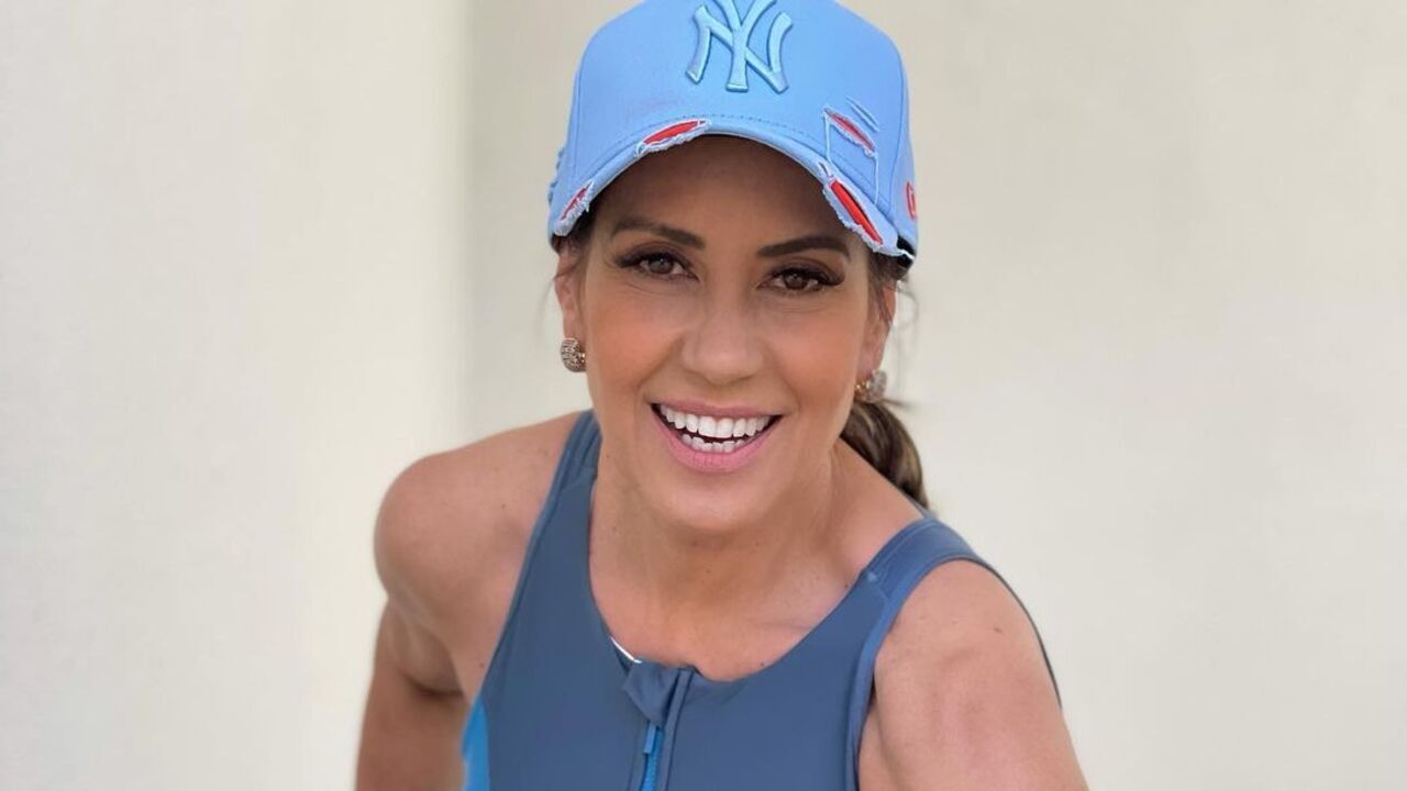 Aos 59 anos, Solange Frazão exibe corpaço em macacão de ginástica