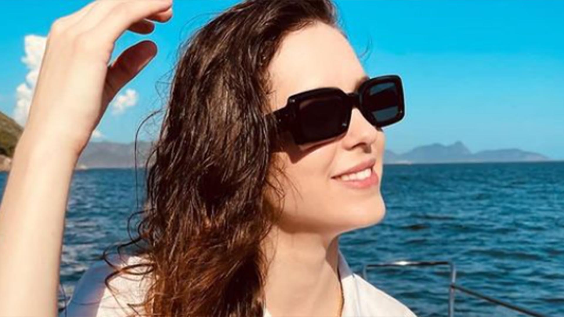 De biquíni, Sophia Abrahão ostenta boa forma em passeio de barco