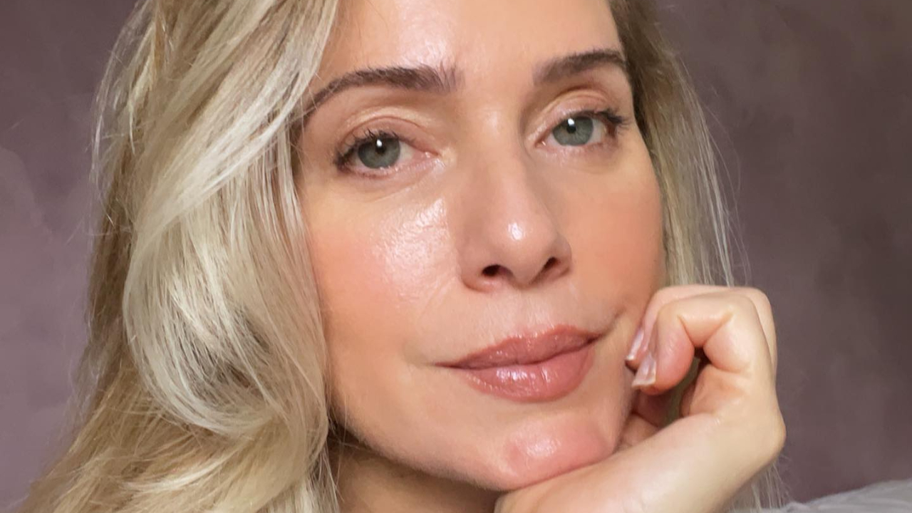 Aproveitando o frio, Leticia Spiller resgata registros na neve e recebe elogios
