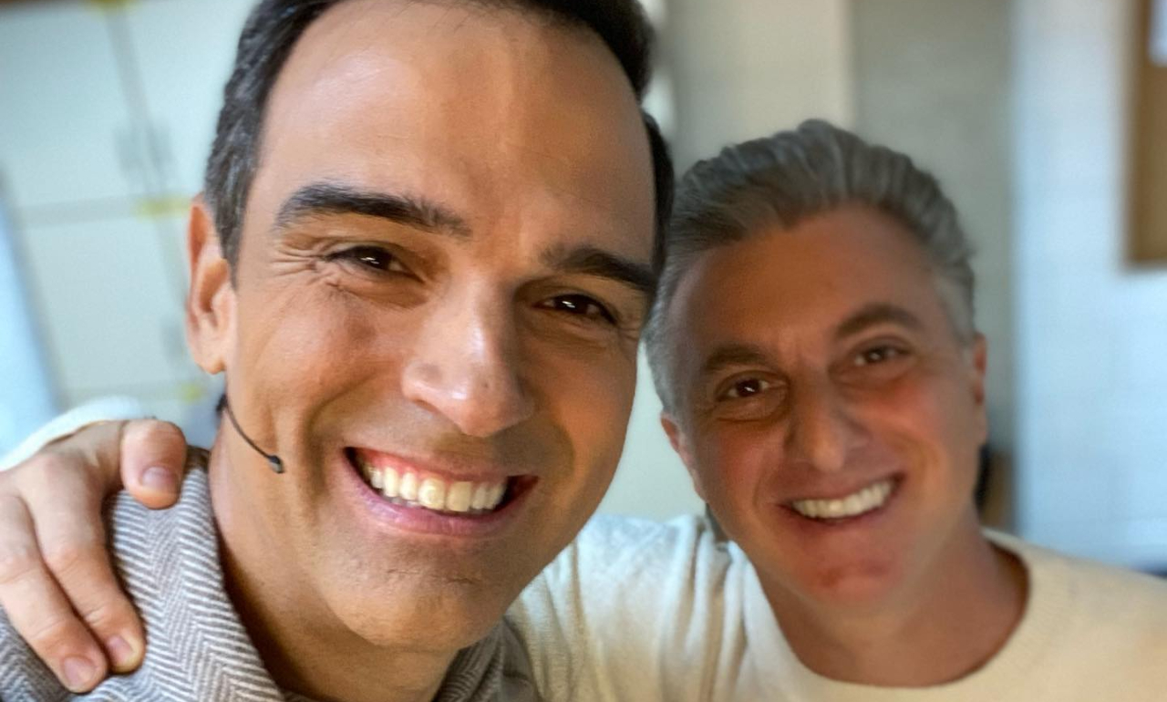 Tadeu Schmidt não segura as lágrimas ao revisitar o seu passado no ‘Caldeirão’