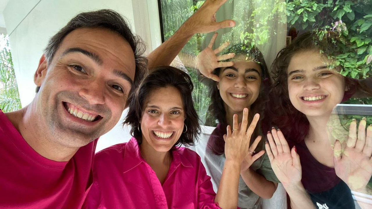 Tadeu Schmidt relembra viagens especiais que fez ao lado da família: ”Deu saudades!”
