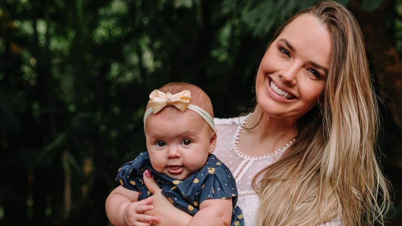 Thaeme Mariôto encanta ao mostrar a filha falando ‘mamãe’ pela primeira vez