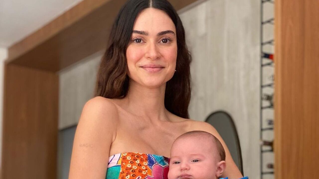 Filho de Thaila Ayala começa a comer frutas e esbanja fofura: ”A cara da mãe”