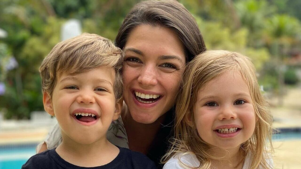 No trabalho, Thais Fersoza recebe surpresa dos filhos: ”Que delícia”