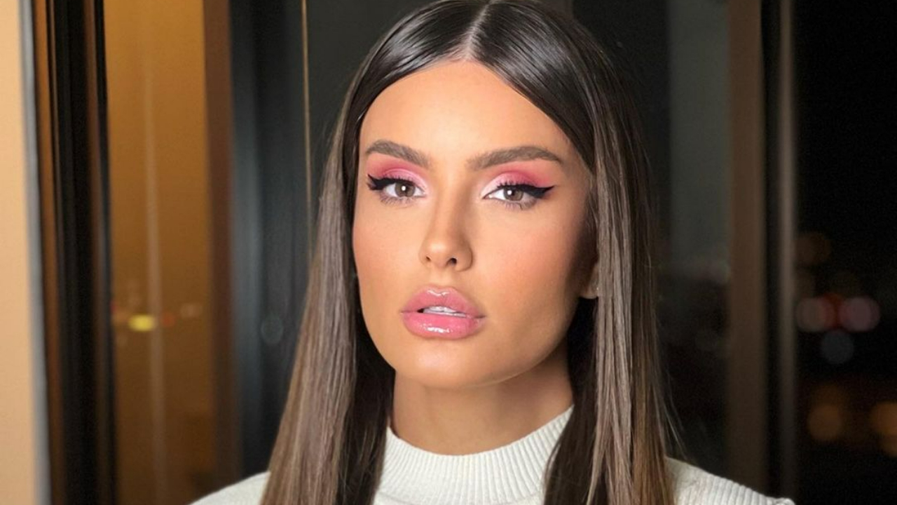Thais Braz comemora ao fazer penteado com a testa a mostra após cirurgia: ”Parece simples, mas eu juro quer estou muito feliz”