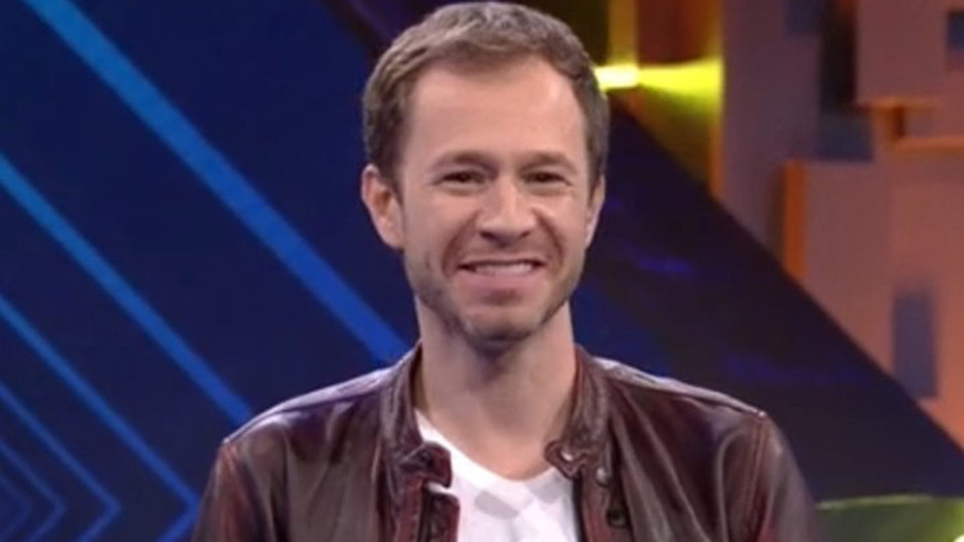 Em clique raro, Tiago Leifert mostra a filha brincando com bolas