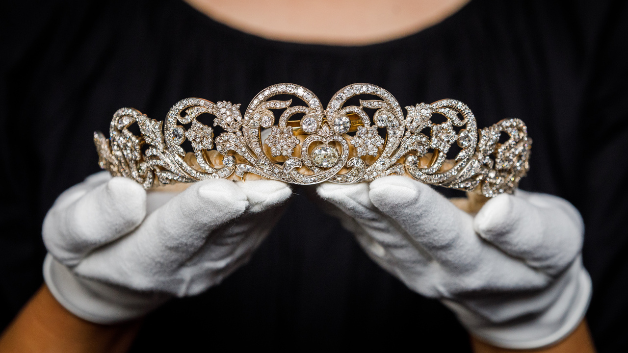 Tiara da Princesa Diana será exibida em comemoração dos 70 anos da Rainha Elizabeth II no trono