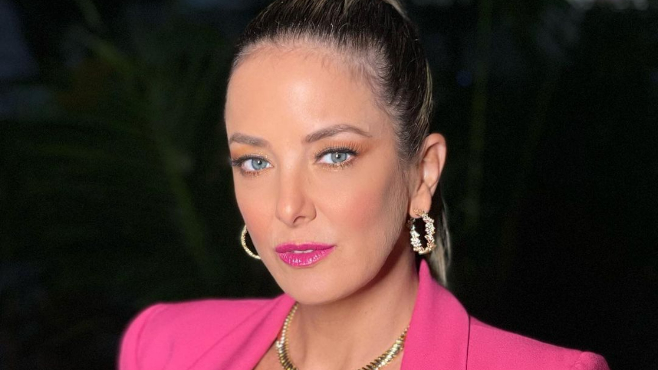 Ticiane Pinheiro aposta em look rosa estiloso para gravação e ganha elogios: ”Arrasou!”
