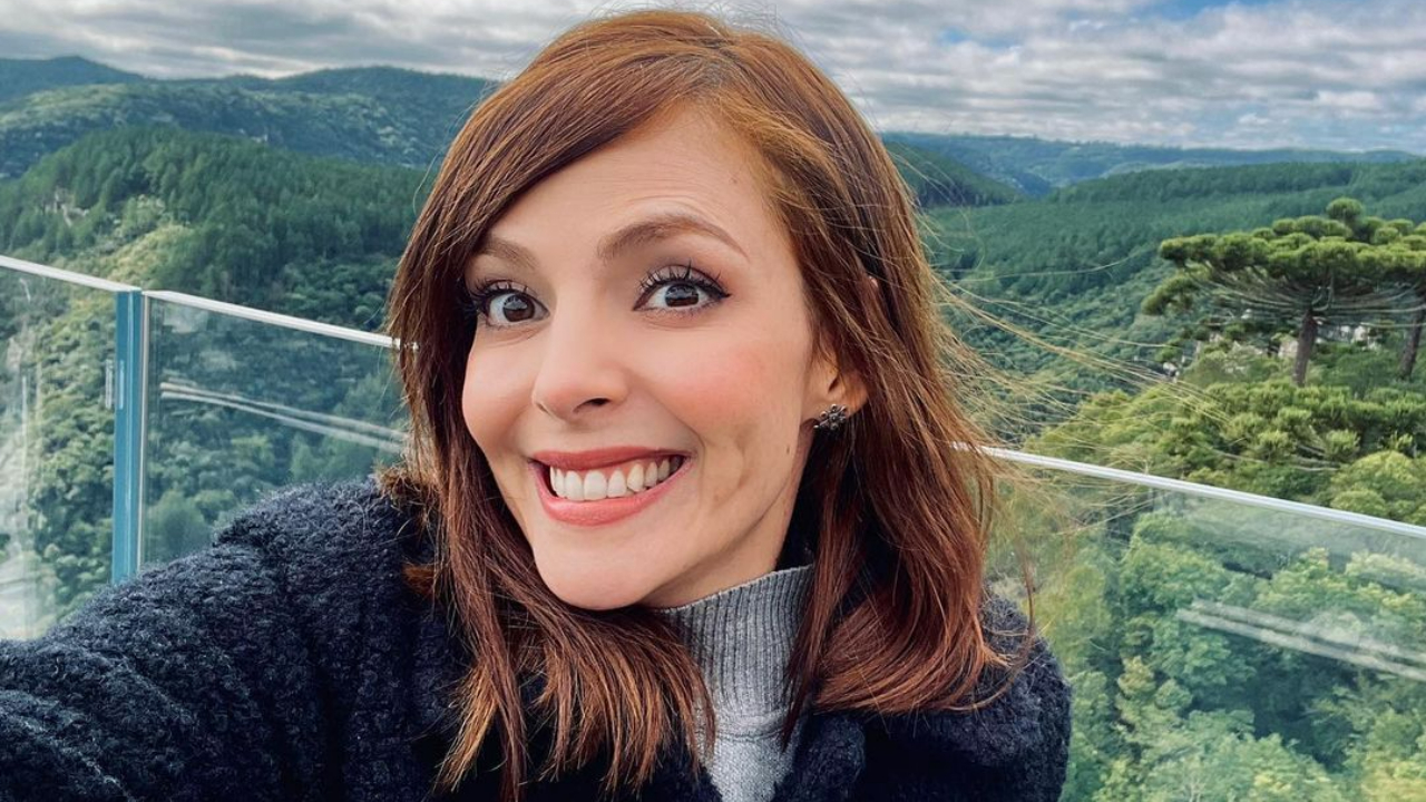 Titi Müller surge em frente a castelo durante viagem e brinca: ”Era uma vez uma princesa que estava exausta”