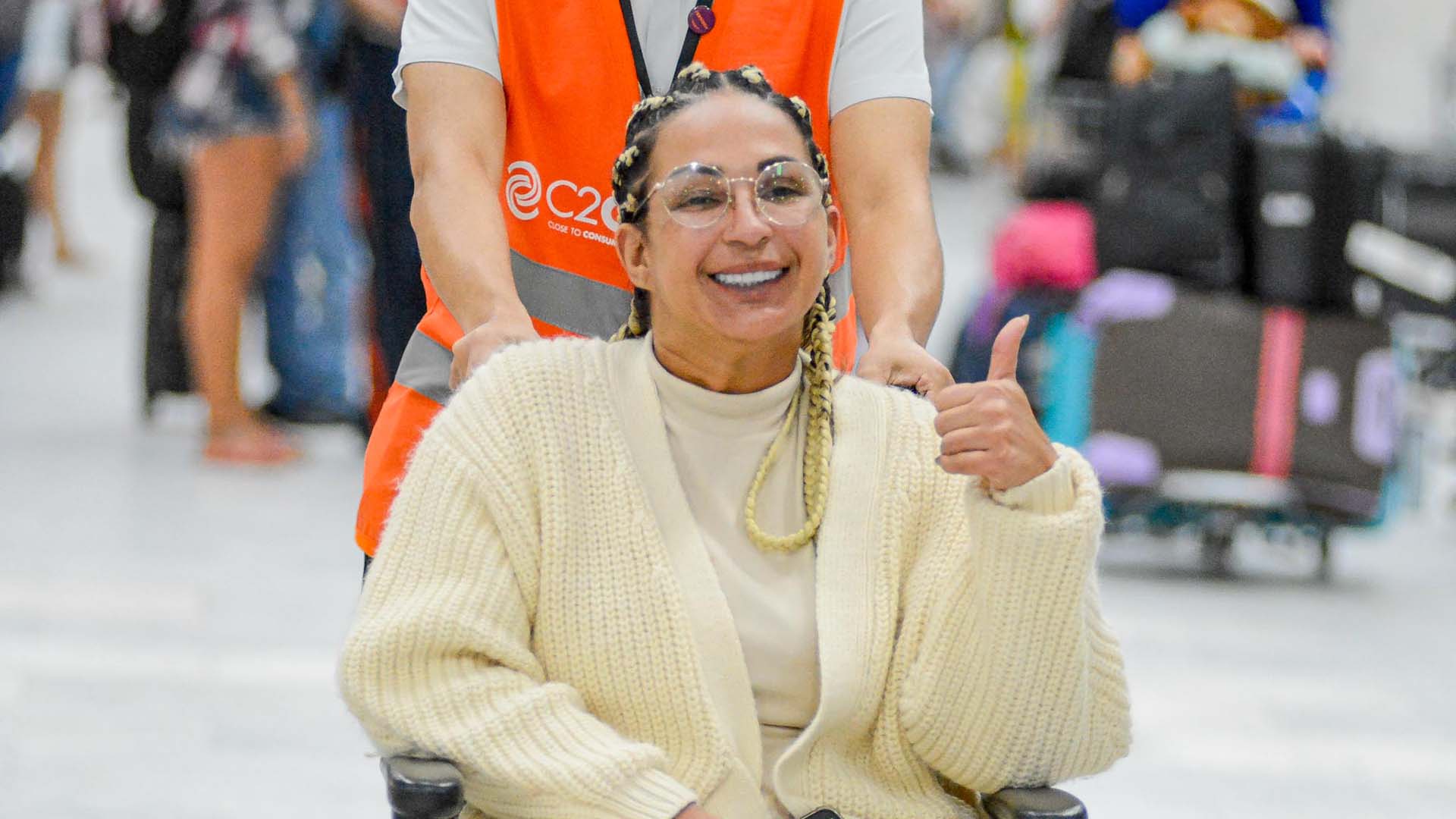 Valesca Popozuda desembarca de cadeira de rodas após se machucar no Canadá