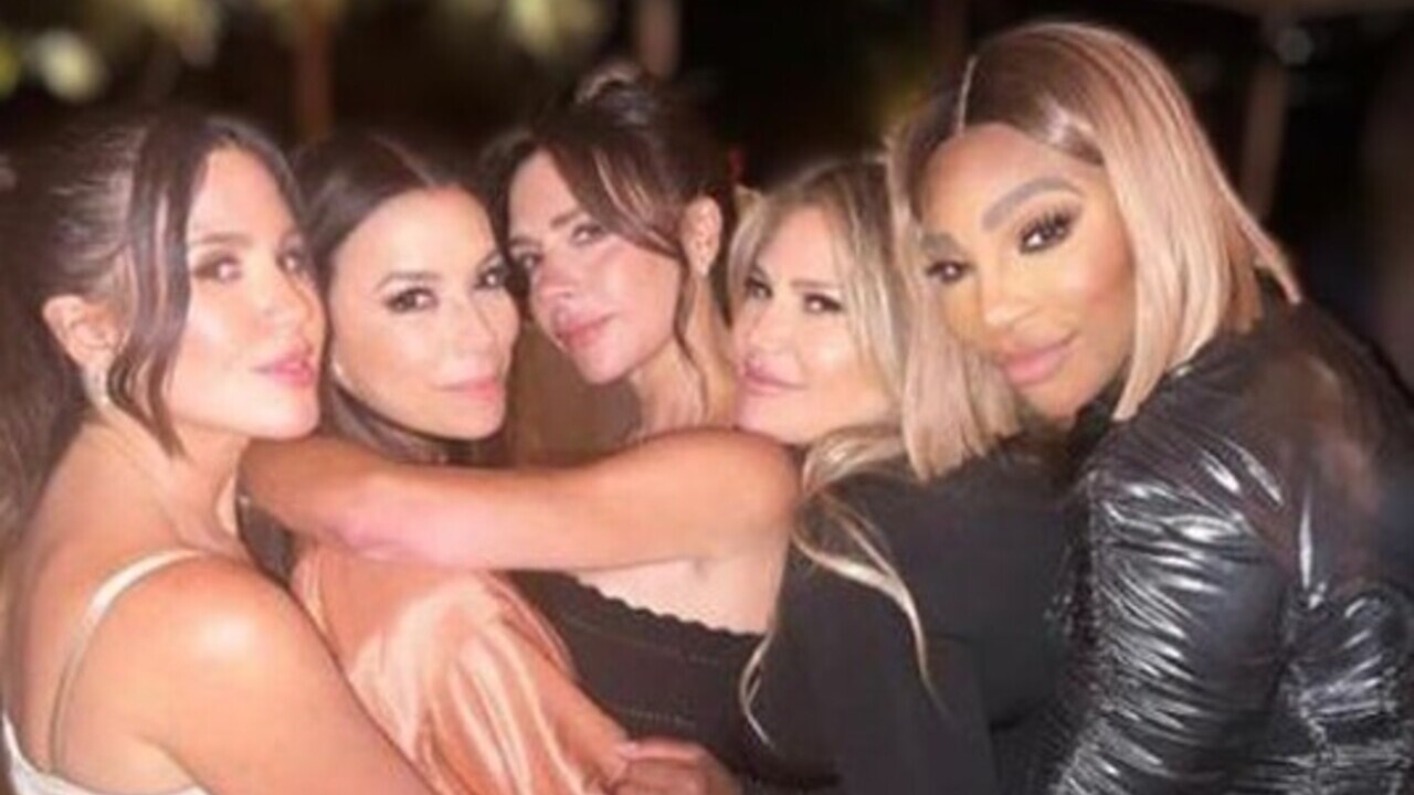 Victoria Beckham posta fotos ao lado de amigas no casamento do filho