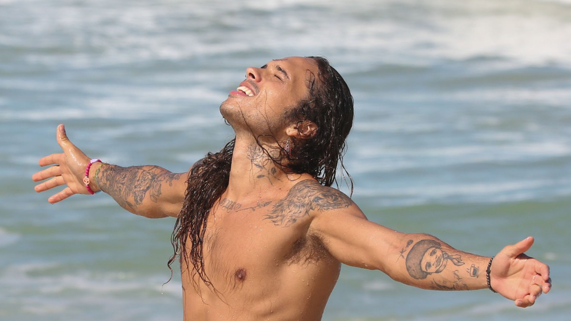 Sem camisa, Vitão curte dia em praia no Rio de Janeiro