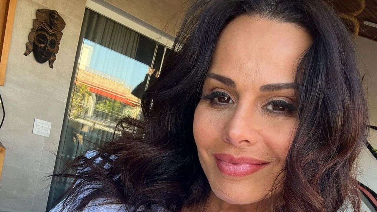 De look fitness, Viviane Araújo exibe barrigão na academia: ”Primeiro treininho do Joaquim”