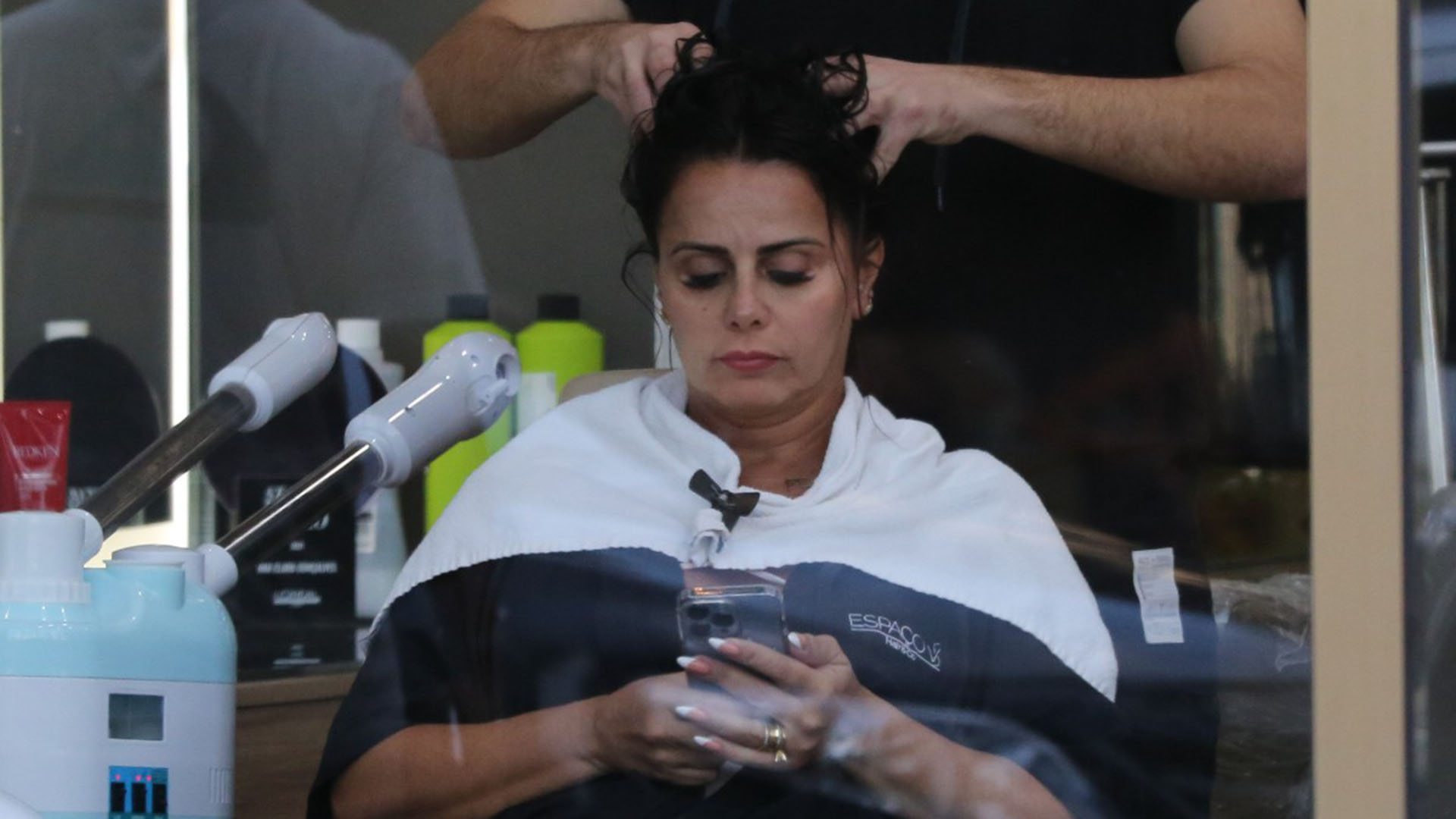 Grávida, Viviane Araújo curte dia no salão de beleza