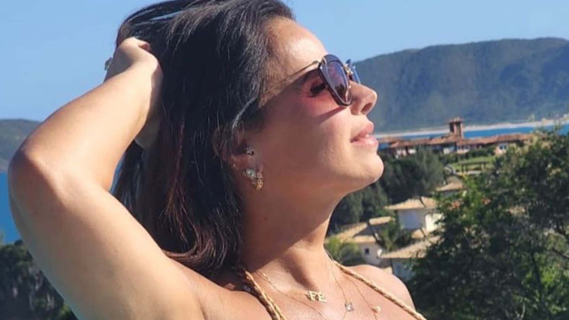 Grávida, Viviane Araújo mostra a barriga em fotos de biquíni