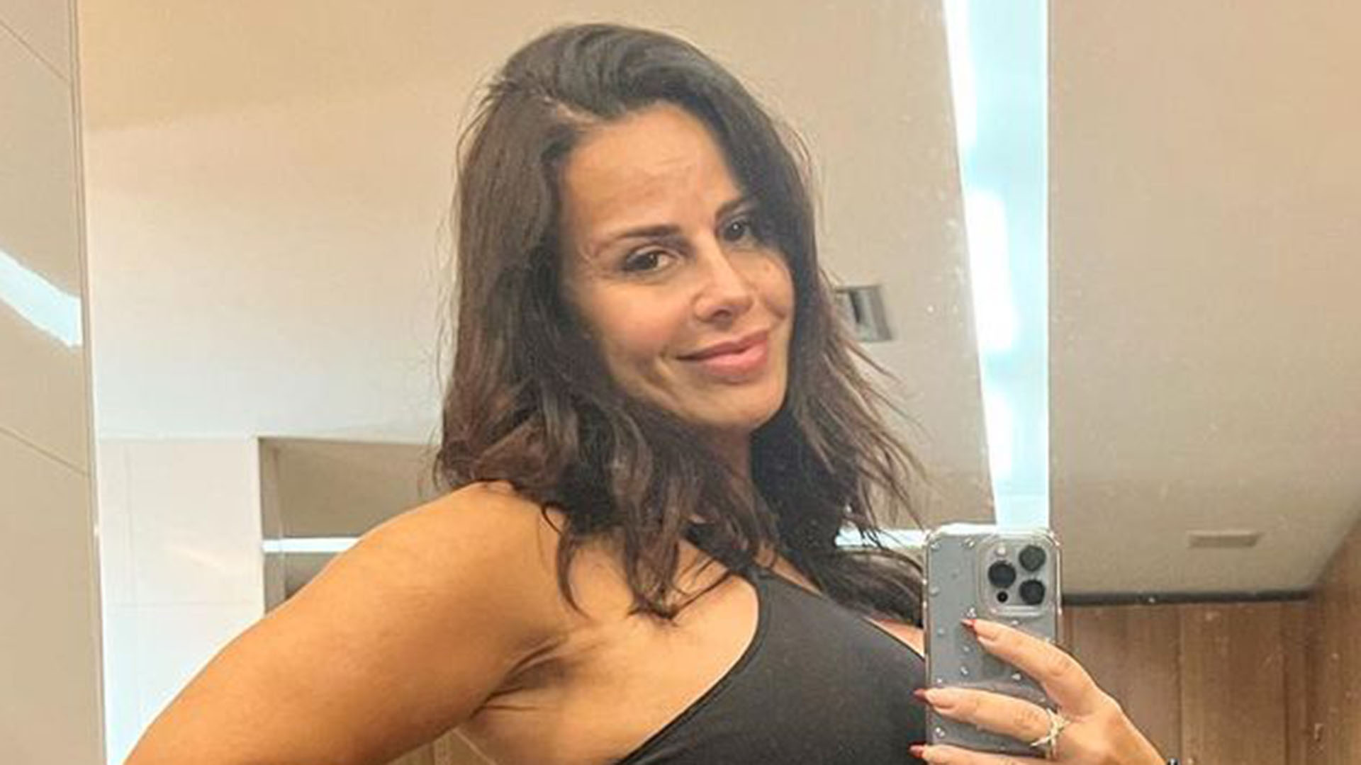 Grávida, Viviane Araújo exibe corpaço na academia: ”Conferindo o shape da mamãe”