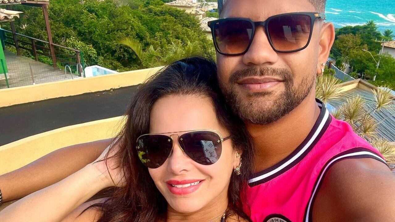 Grávida, Viviane Araújo mostra momento romântico com o marido