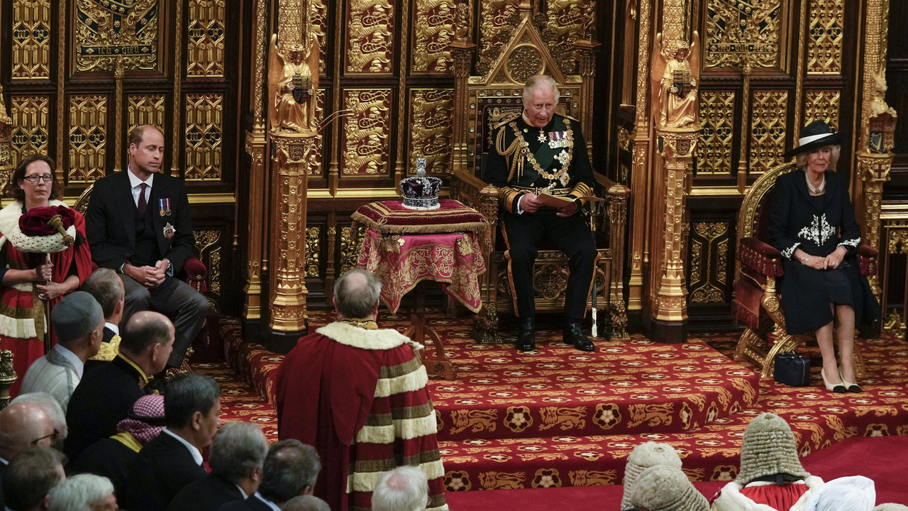 Príncipe William, Príncipe Charles e Camilla Parker fazem história ao substituírem Rainha Elizabeth II