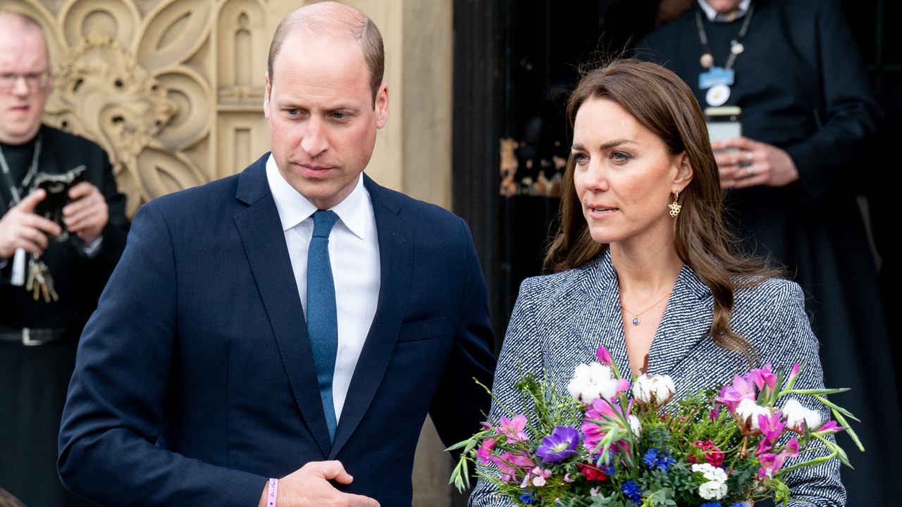 Príncipe William e Kate Middleton visitam memorial do atentado de Manchester