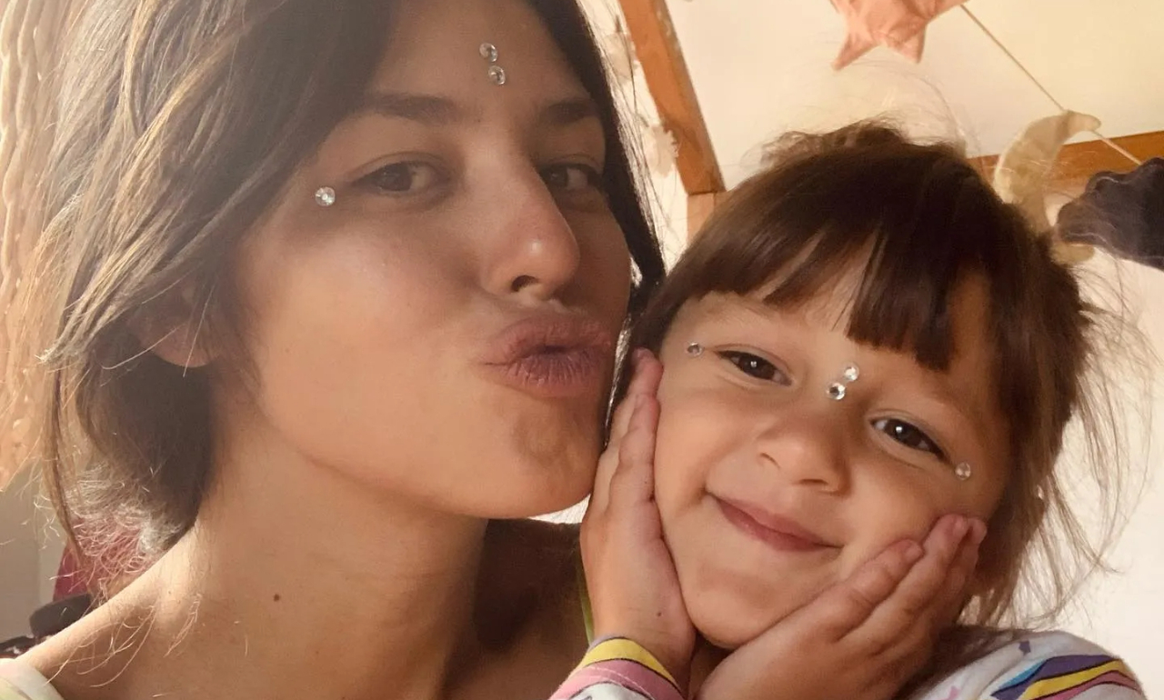 Filha de Yanna Lavigne e Bruno Gissoni exibe talento musical ao cantar música de Sandy e Júnior