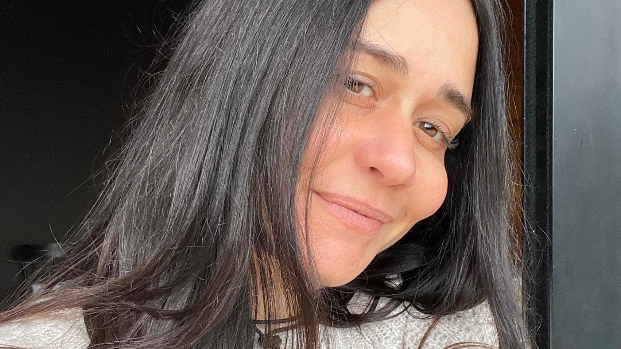 De biquíni vermelho, Alessandra Negrini renova o bronzeado e ganha elogios: ”Linda”