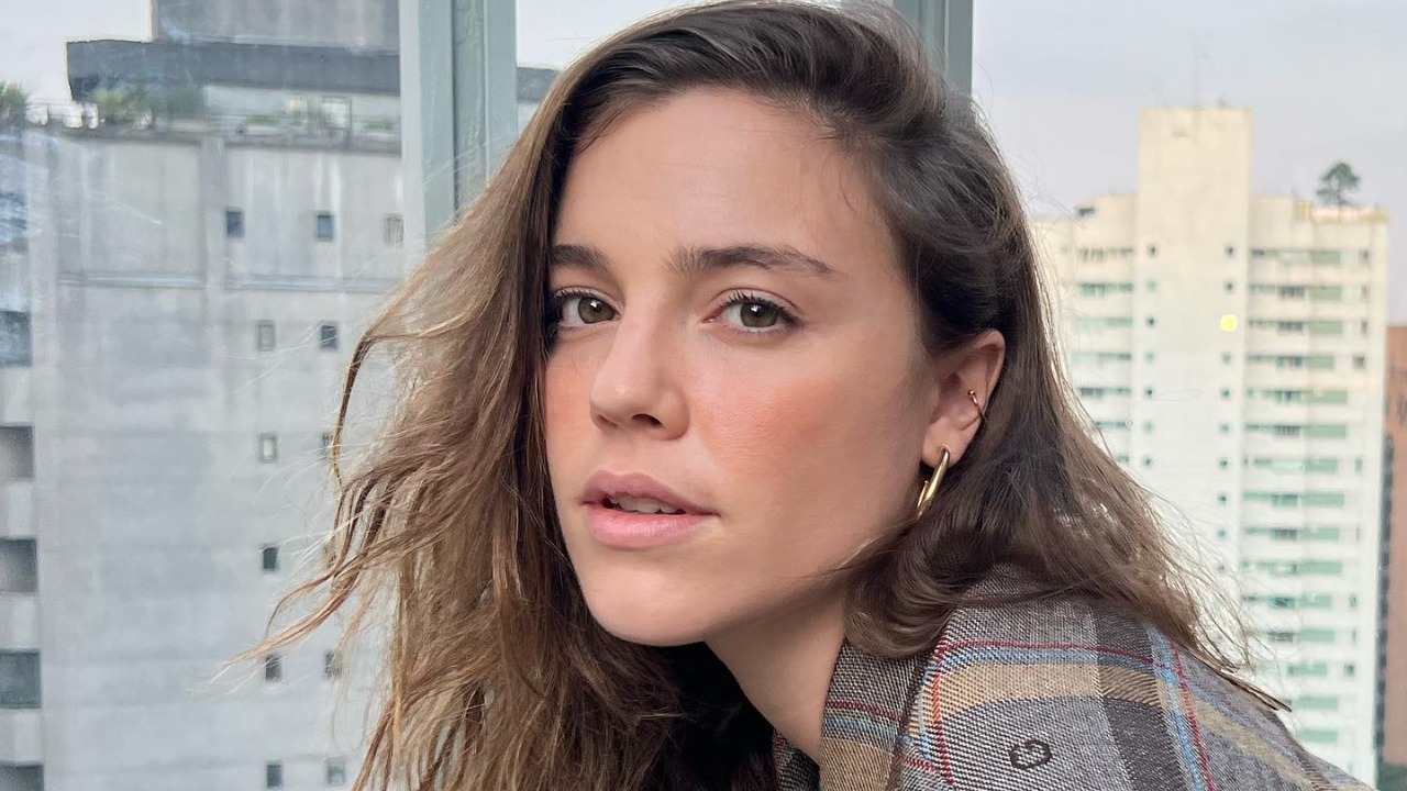 Alice Wegmann surge toda natural em foto: ”Sem filtro, sem rímel, sem botox”