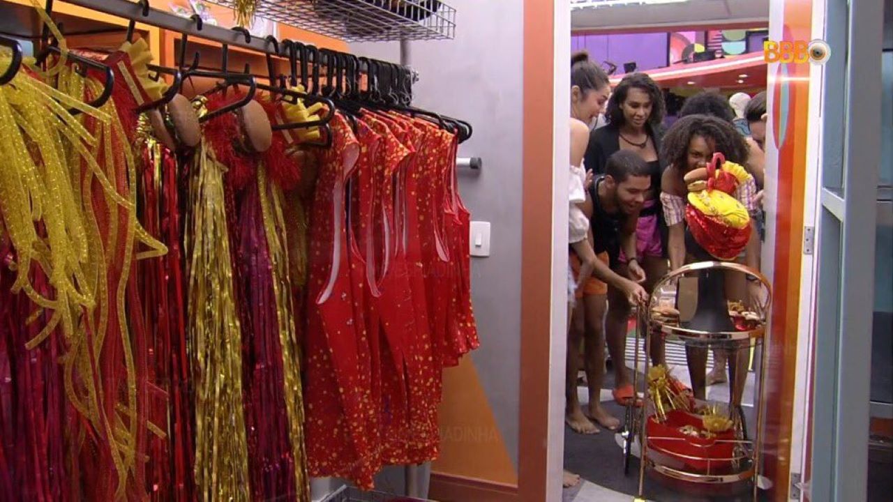 BBB 22: Vinicius magoado, tensão sobre possível eliminação e almoço carnavalesco; confira o que rolou