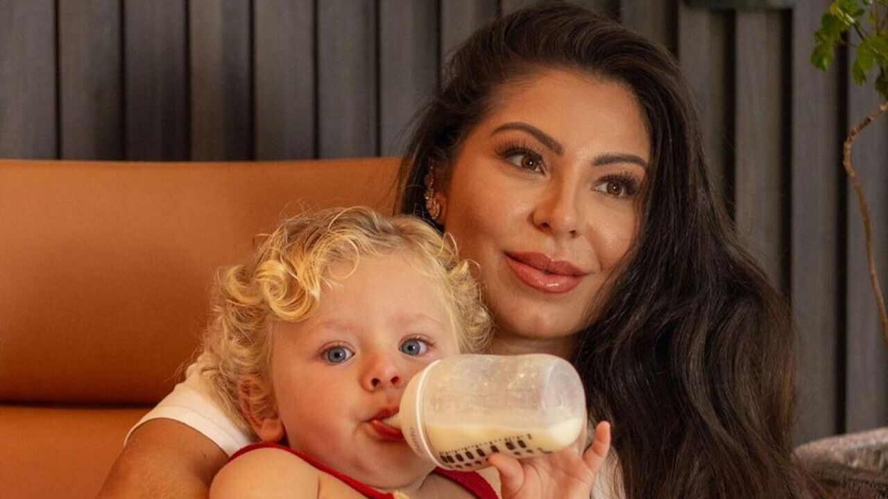 Andressa Ferreira encanta ao combinar pijama com o filho: ”Lindos demais”