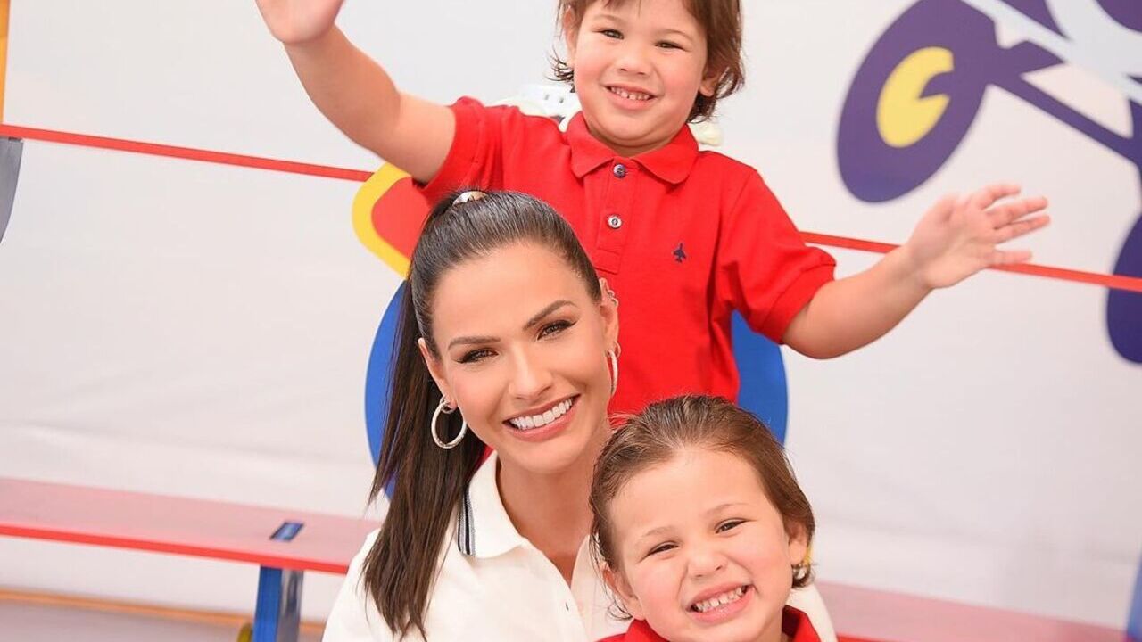 Andressa Suita é surpreendida com arte dos filhos no Dia Internacional das Mulheres