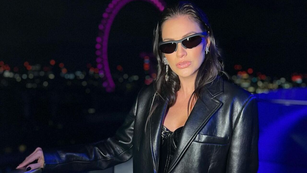 De micro vestido e botas brilhantes, Andressa Suita surge arrasadora em Londres