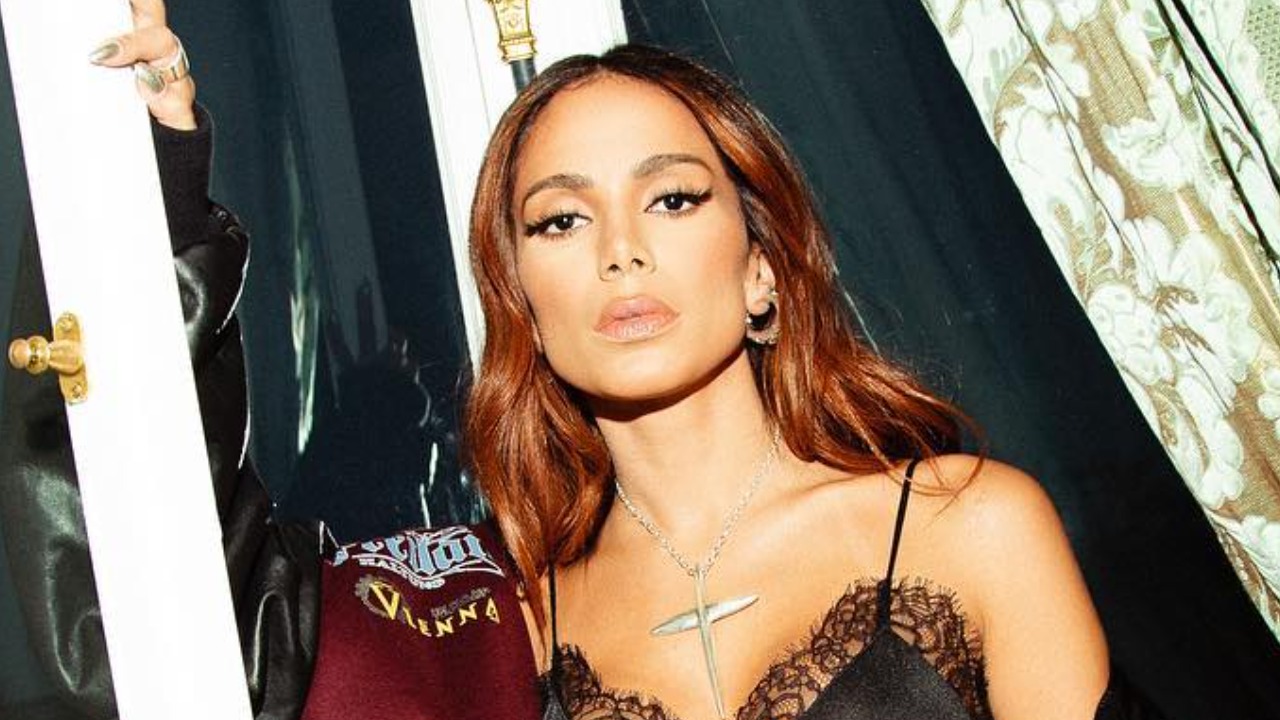 Anitta se surpreende com flores e celebra top 5 mundial de ‘Envolver’: ”Já fiz o que podia”