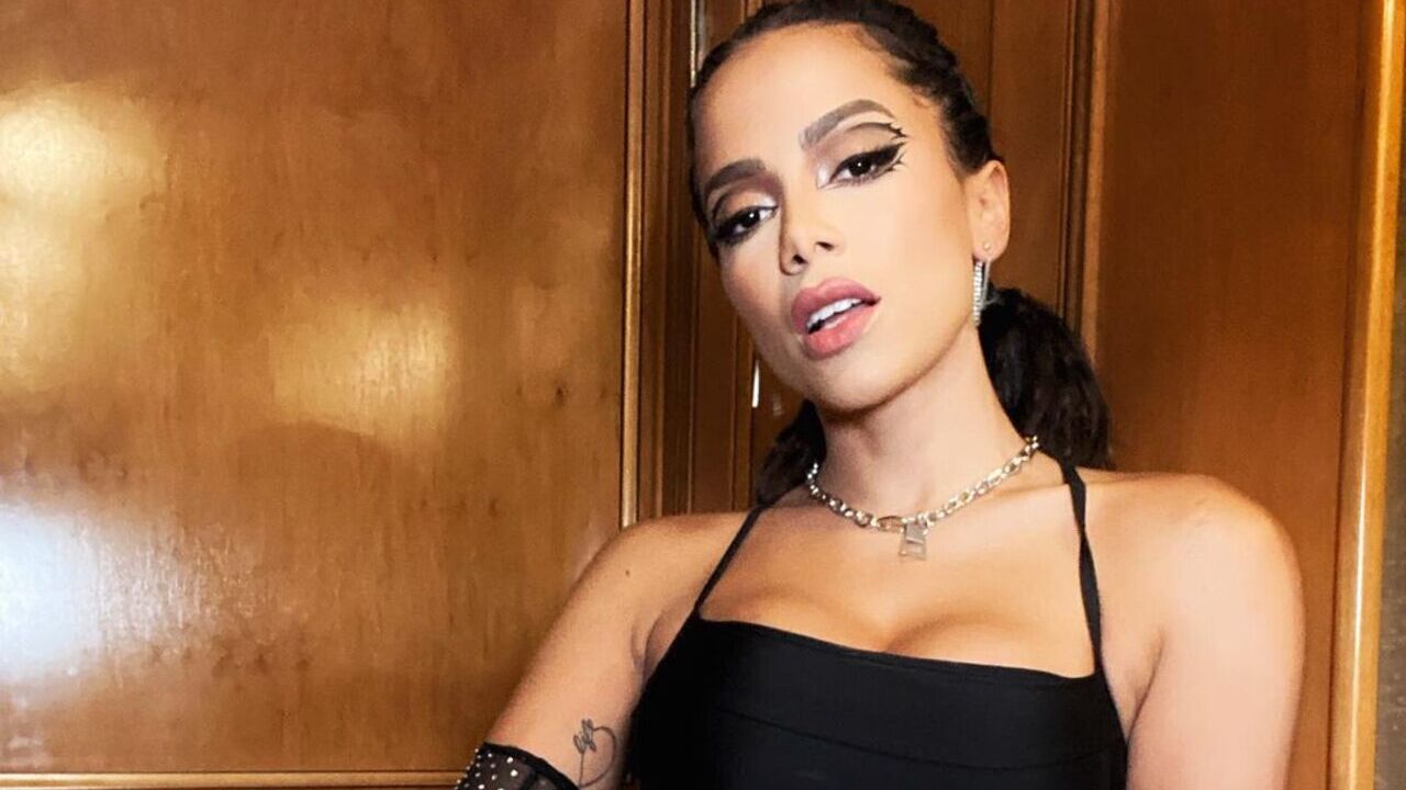 Em seu aniversário, Anitta relembra fotos de sua infância: ”Versões de mim”