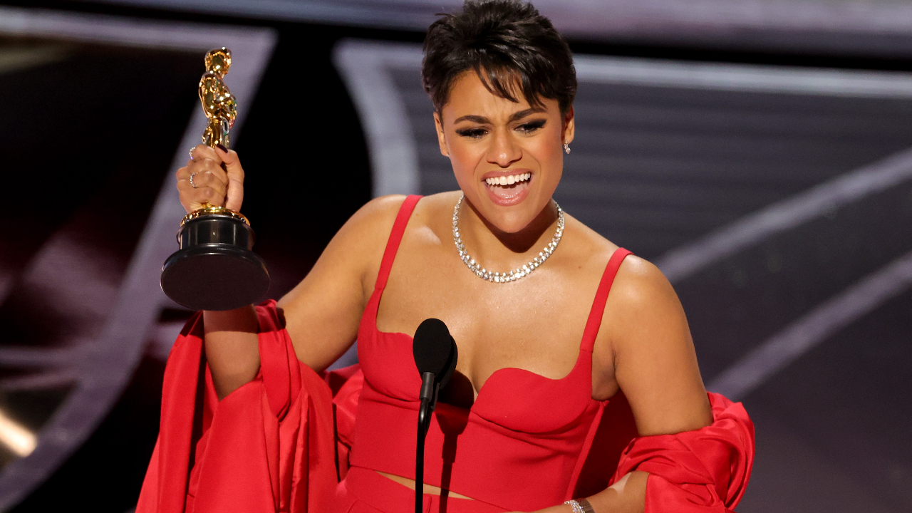 Ariana DeBose ganha Oscar de Melhor Atriz Coadjuvante por ‘Amor, Sublime Amor’