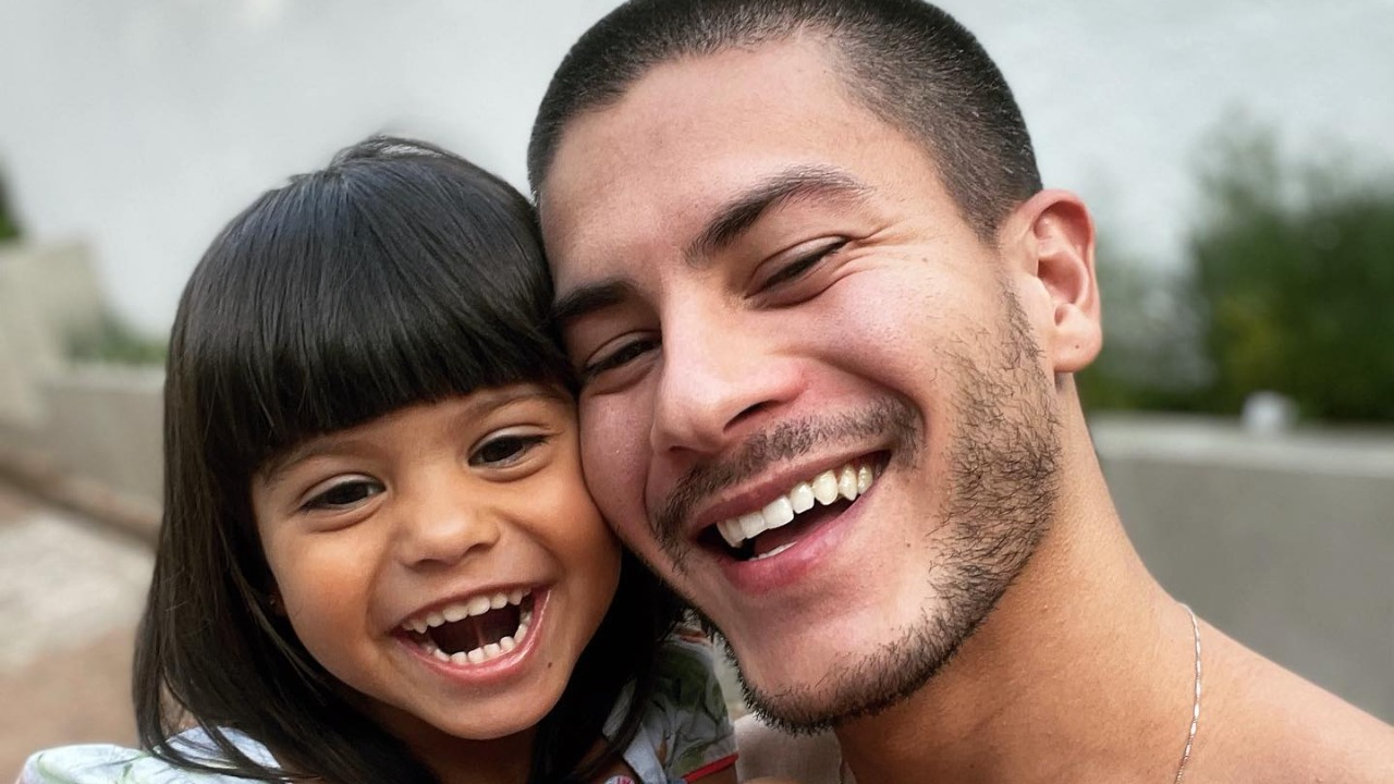 BBB 22: Maíra Cardi mostra reação da filha com briga de Arthur Aguiar e Laís