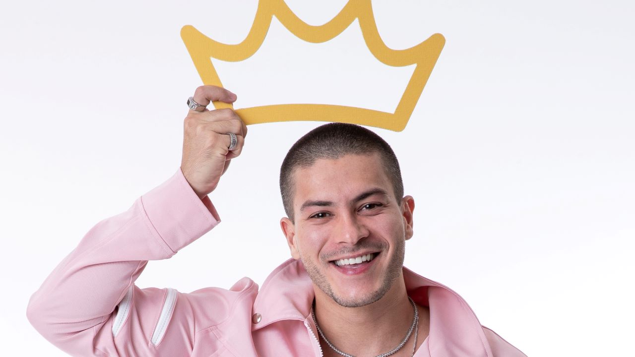 Em dupla com Lucas Bissoli, Arthur Aguiar vence a Prova do Líder e recebe o colar pela primeira vez no BBB 22