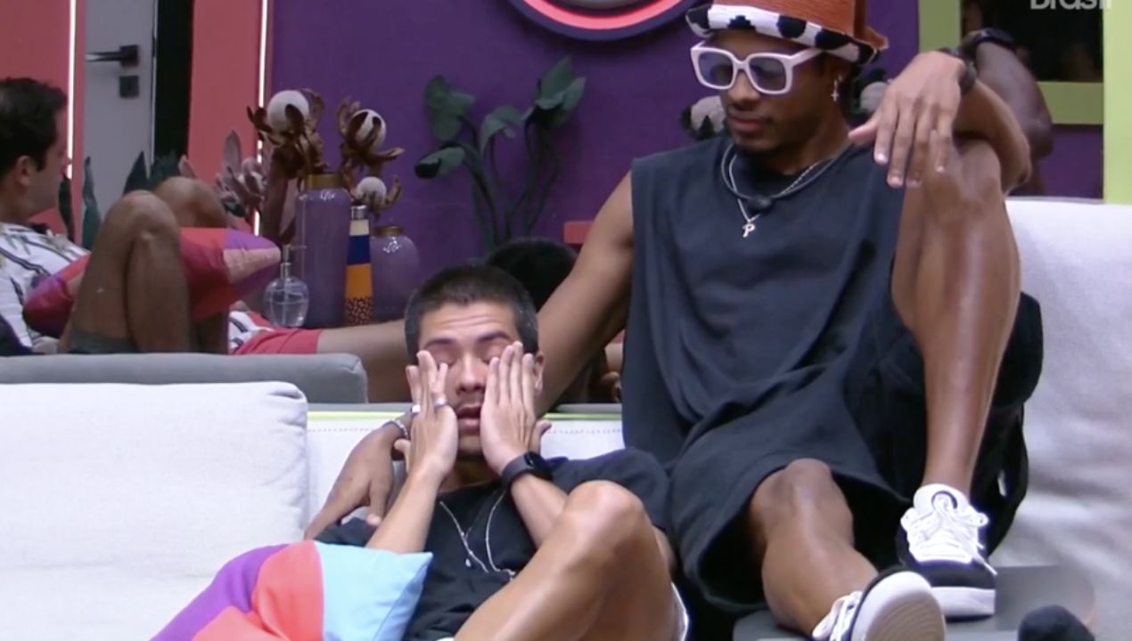 BBB 22: Arthur Aguiar chora na sala e revela: “Estou cansado mentalmente”