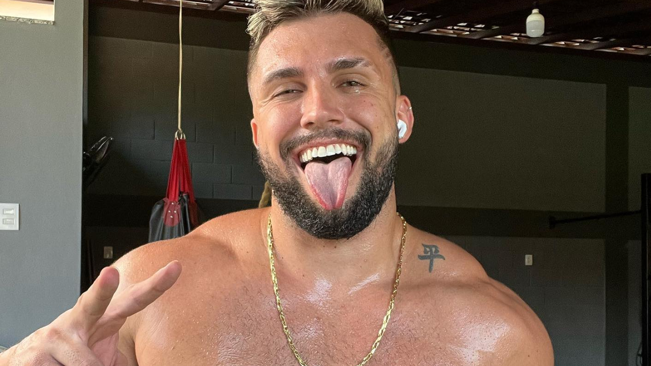 Só de toalha, Arthur Picoli exibe corpo sarado e eleva a temperatura na web: ”Gato demais”