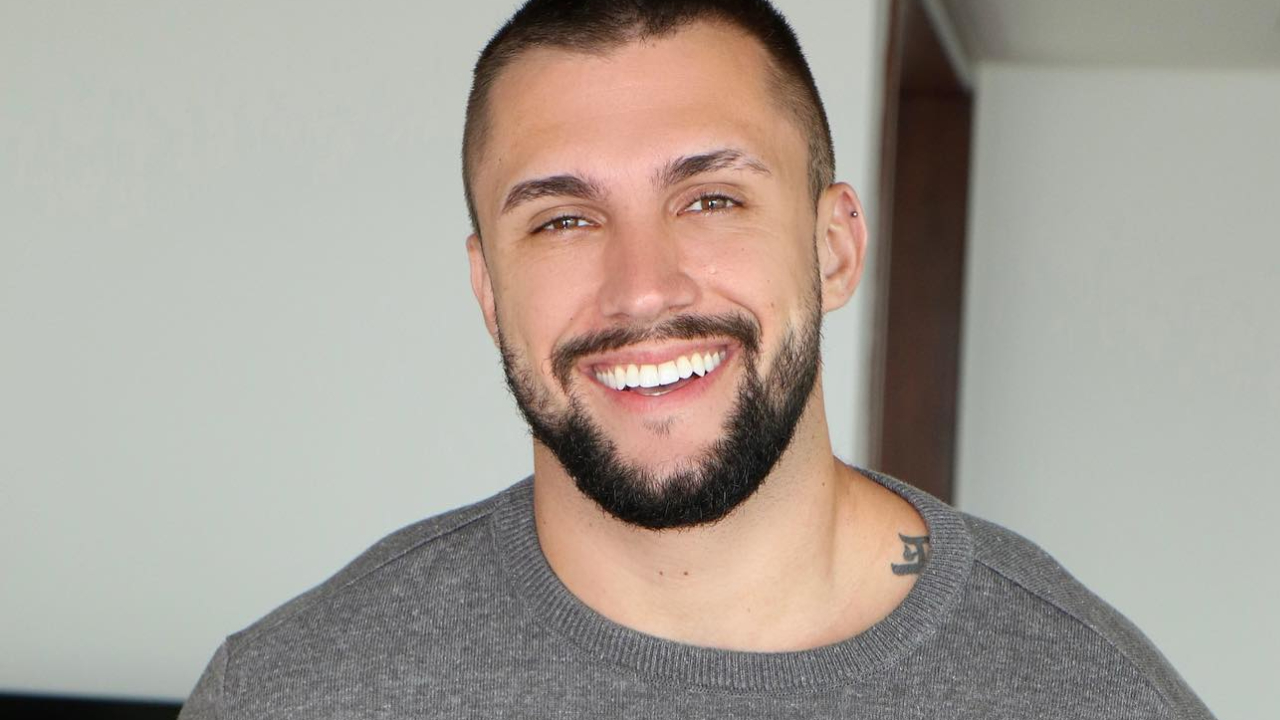 Descamisado, Arthur Picoli ostenta corpão musculoso e rebola ao som de ‘Envolver’