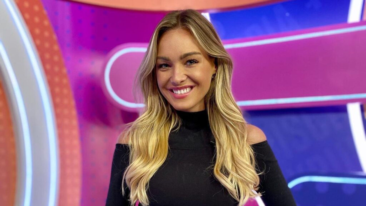 Fora do BBB 22, Bárbara chama atenção de fio dental e exibe bumbum na praia