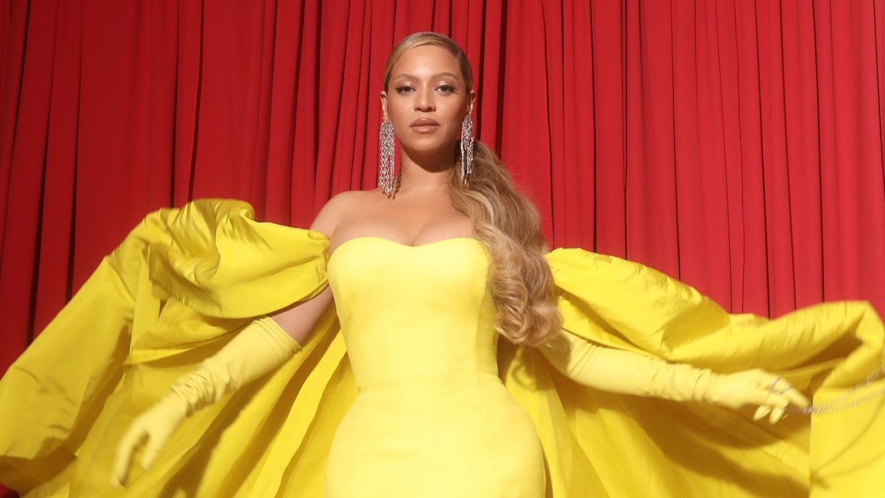 Beyoncé quebra a internet ao usar vestido transparente com diamantes: ”Rainha”
