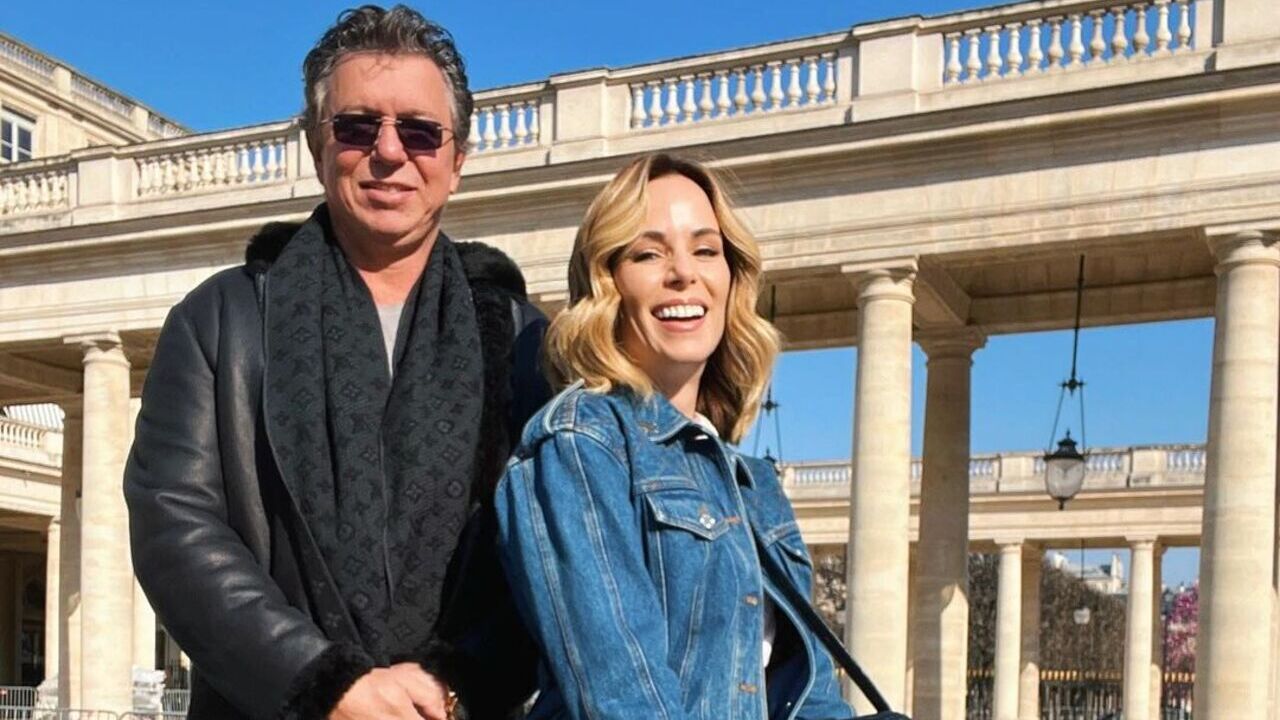 Ana Furtado e Boninho esbanjam estilo em passeio em Paris