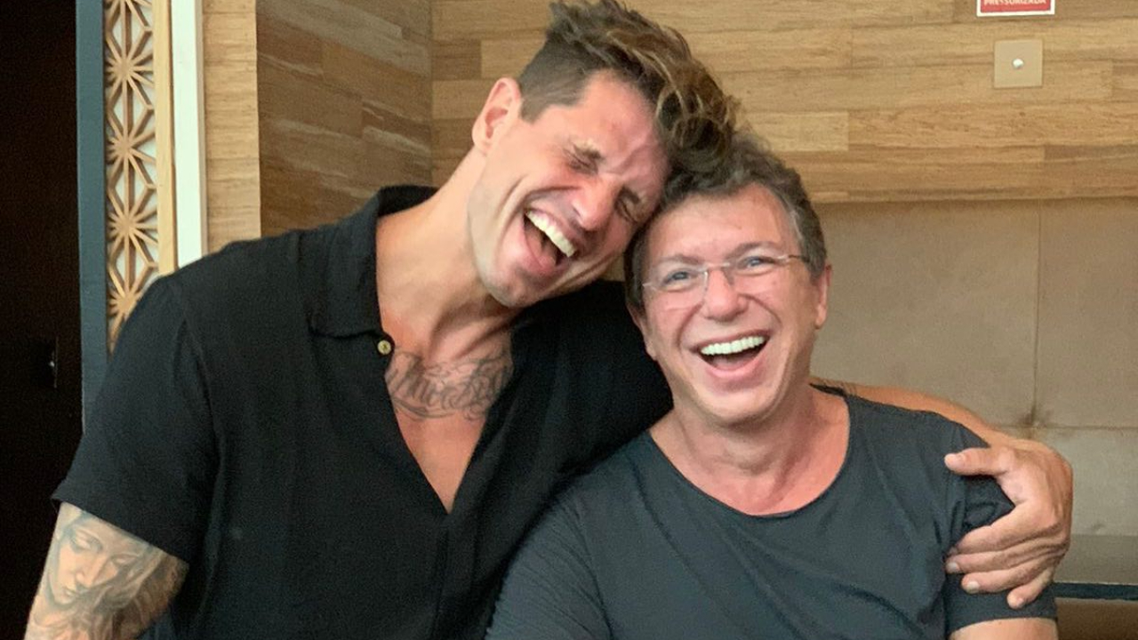 Boninho e Fernando Fernandes surgem juntos nos preparativos do ‘No Limite’