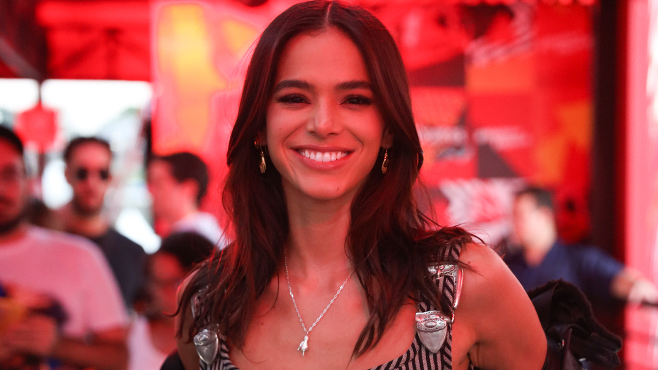 Com a irmã, Bruna Marquezine rouba a cena no Lollapalooza com look ousado