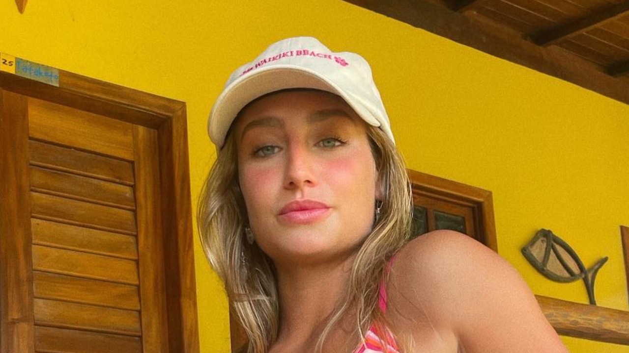 Bruna Griphao surge de lingerie rosa e arranca elogios ao exibir abdômen trincado: ”Tamanha beleza e sensualidade”