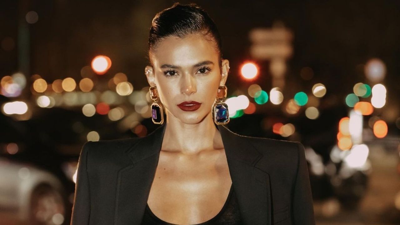 Bruna Marquezine aposta em look transparente e esbanja beleza em Paris