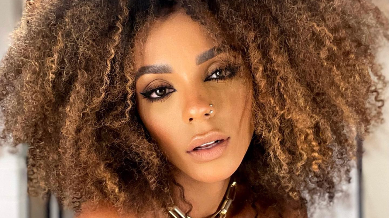 De biquíni, Brunna Gonçalves ostenta corpão em Angra dos Reis: ”Pegando um bronze”