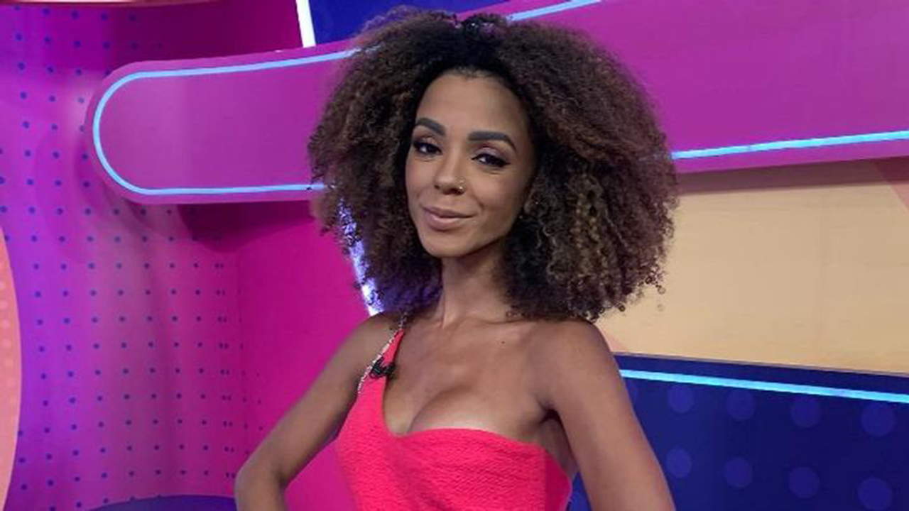Ex-BBB Brunna Gonçalves mostra sensualidade com look transparente e beija Ludmilla durante show