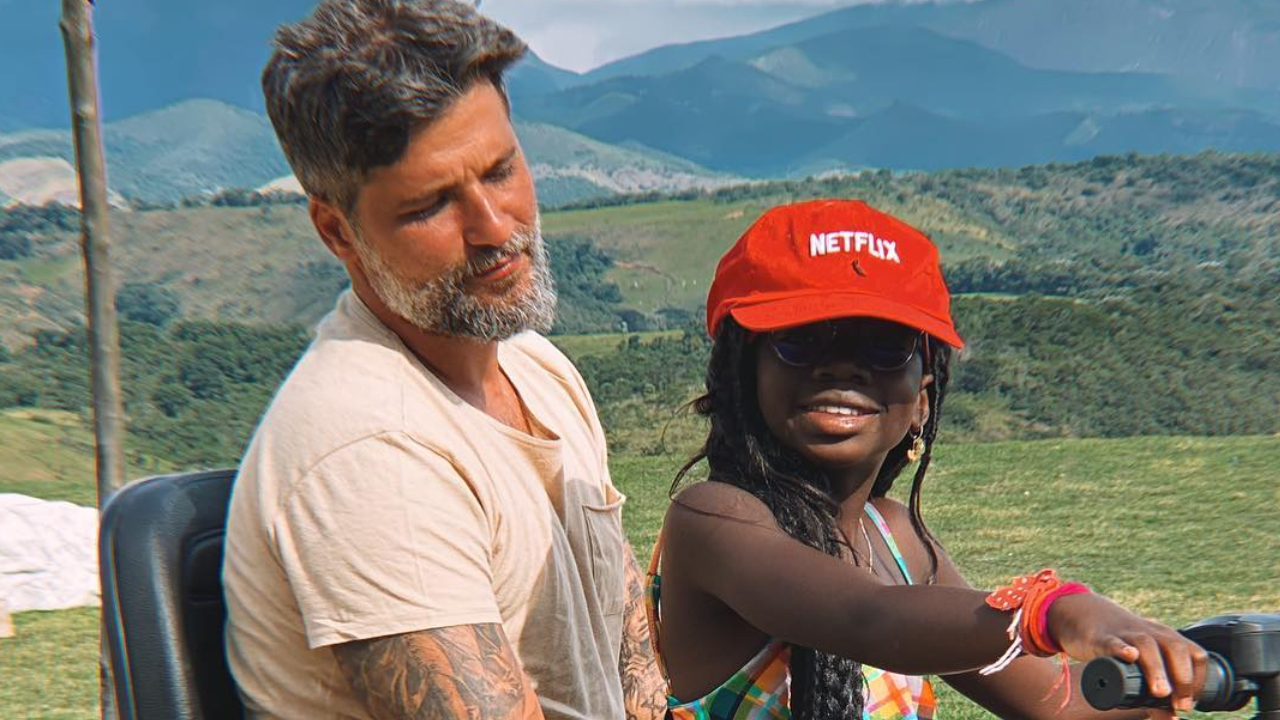 No rancho, Bruno Gagliasso aproveita passeio de quadriciclo com a filha, Titi: ”De rolê com papito”